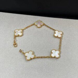 Van Cleef & Arpels Classic White Bracelet This bracelet is stylish and exquisite